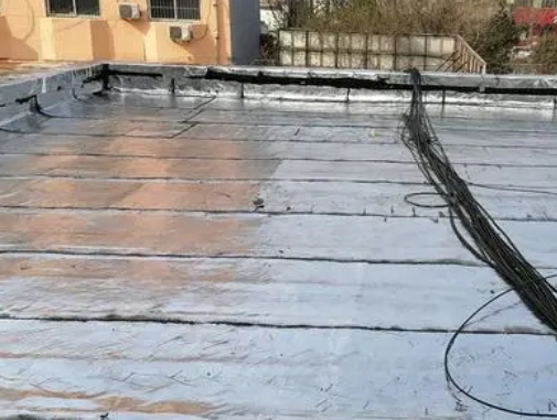 东辽卫生间漏水维修公司分享下东辽屋面楼顶防水刚性防水层施工要点。
